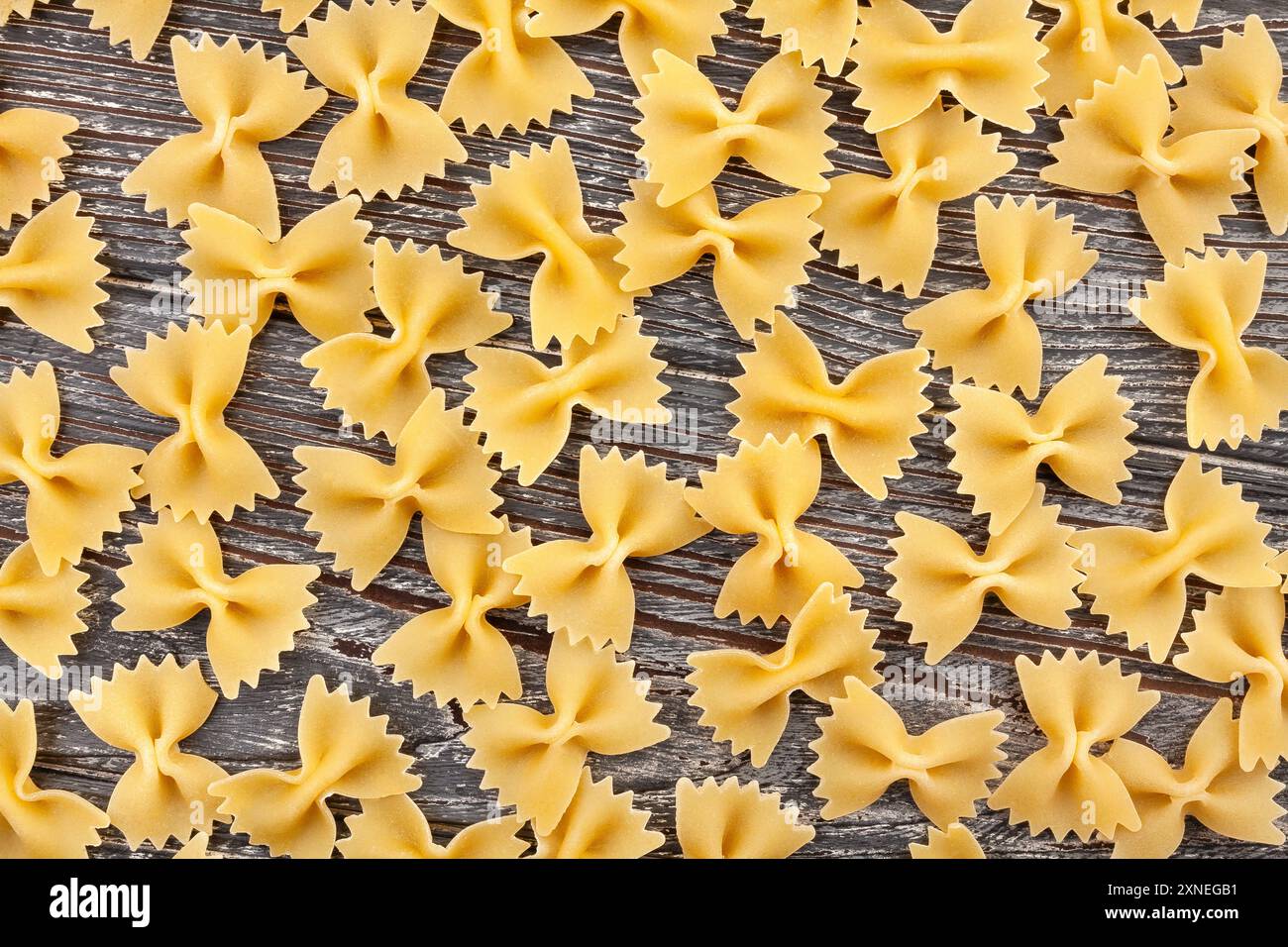 Pasta Farfalle auf Holzhintergrund von oben Stockfoto