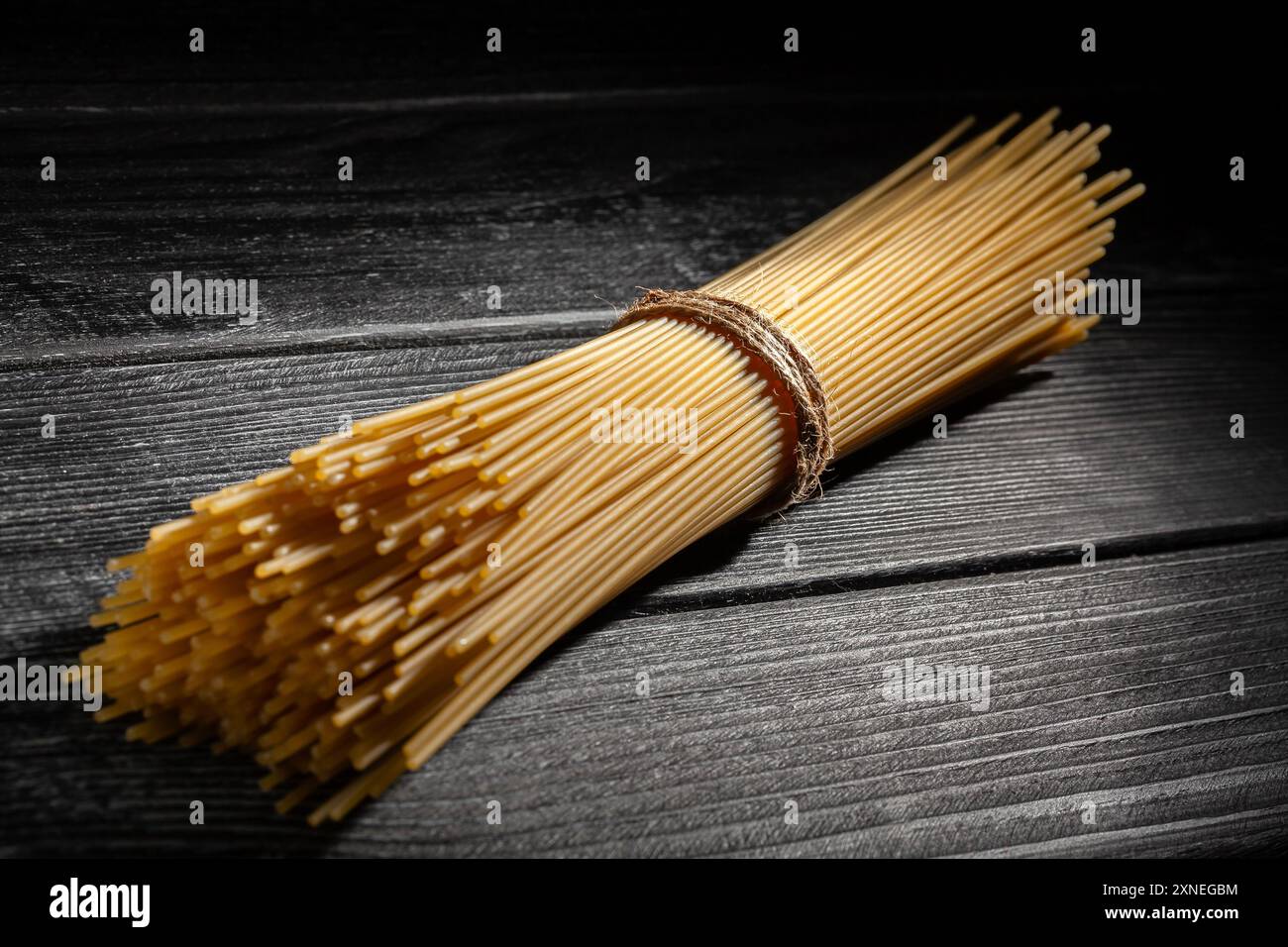 Nudelspaghetti auf Holzhintergrund Stockfoto