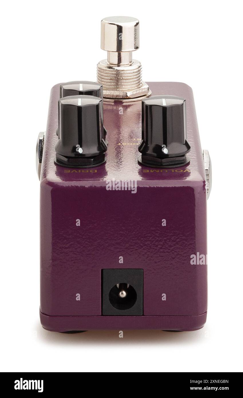 Der Weg des Overdrive-Gitarrenpedals ist auf der weißen Rückansicht isoliert Stockfoto