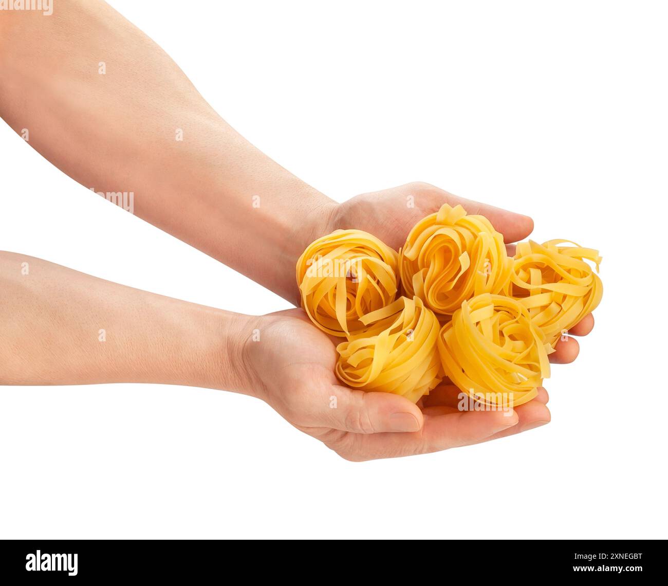 Pasta tagliatelle im Handweg isoliert auf weiß Stockfoto