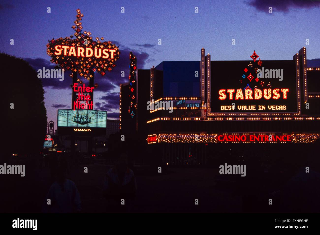 Las Vegas, 1998: Als das Stardust Resort and Casino 1958 am Las Vegas Strip eröffnet wurde, galt es als das größte Hotel der Welt mit sechs flachen Motelgebäuden mit 1.065 Zimmern. Später wurden sie durch Hoteltürme ersetzt. Die Stardust wurde 2006 geschlossen und die Türme wurden 2007 in die Implosion I eingebrochen. Resorts World Las Vegas steht jetzt an seiner Stelle. Stockfoto Las Vegas, 1998: Als das Stardust Resort and Casino 1958 am Las Vegas Strip eröffnet wurde, galt es als das größte Hotel der Welt mit sechs flachen Motelgebäuden mit 1.065 Zimmern. Später wurden sie durch Hoteltürme ersetzt. Die Stardust wurde 2006 geschlossen und die Türme wurden 2007 in die Implosion I eingebrochen. Resorts World Las Vegas steht jetzt an seiner Stelle. Stockfoto