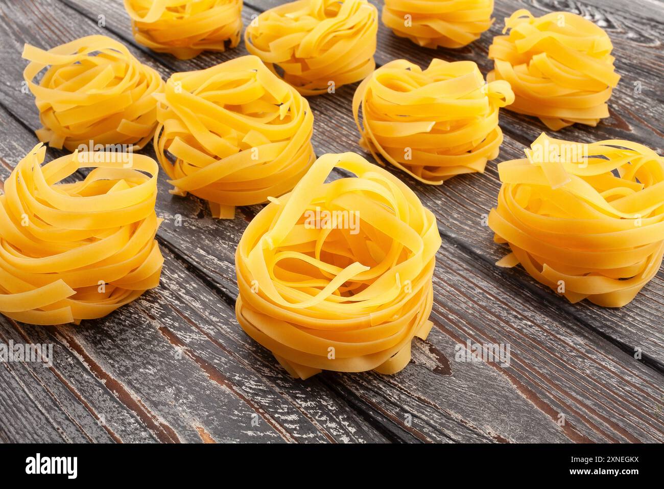 Pasta Tagliatelle auf Holzhintergrund Stockfoto