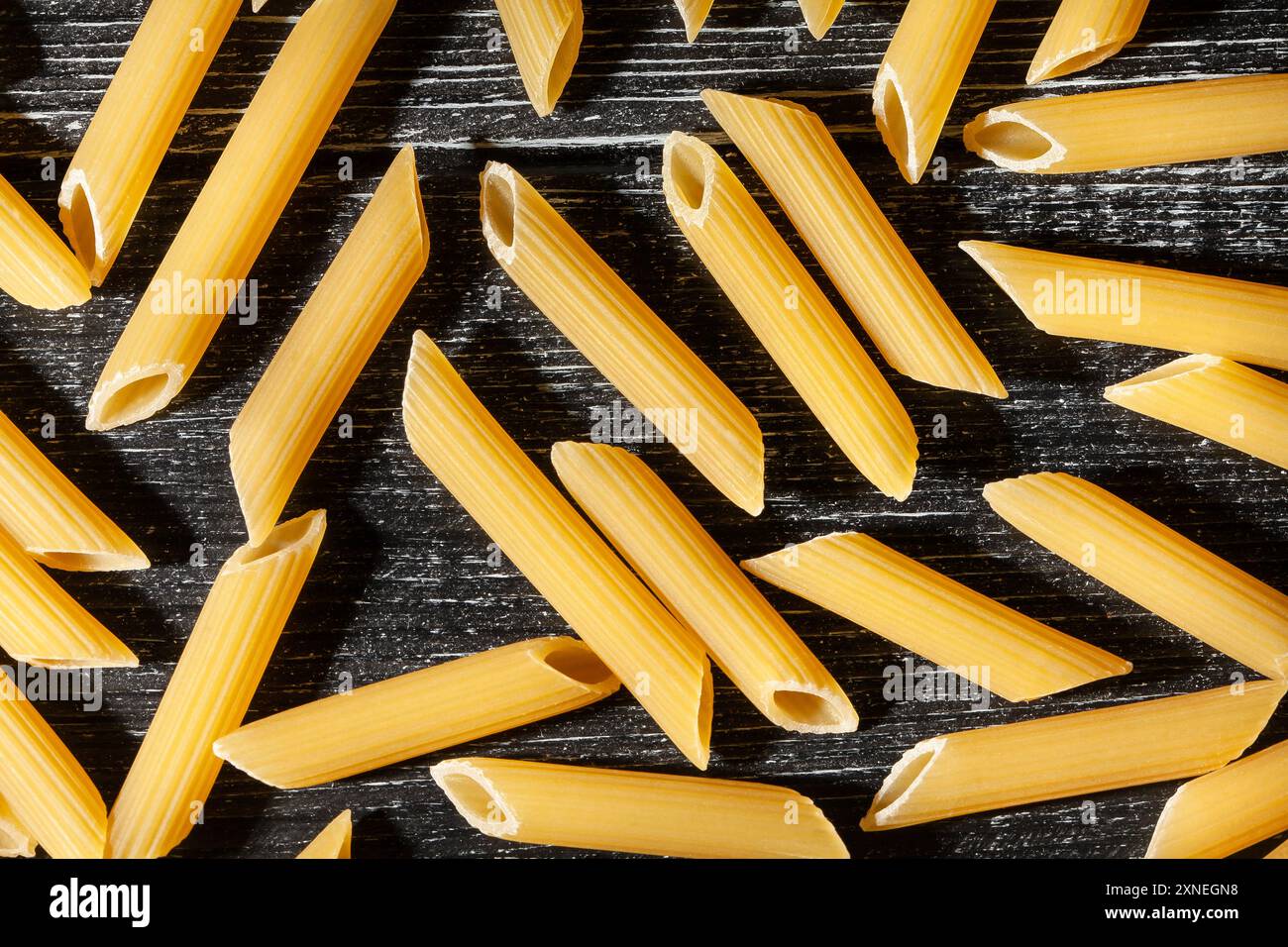 Pasta Penne Rigate auf Holz Hintergrund von oben Stockfoto