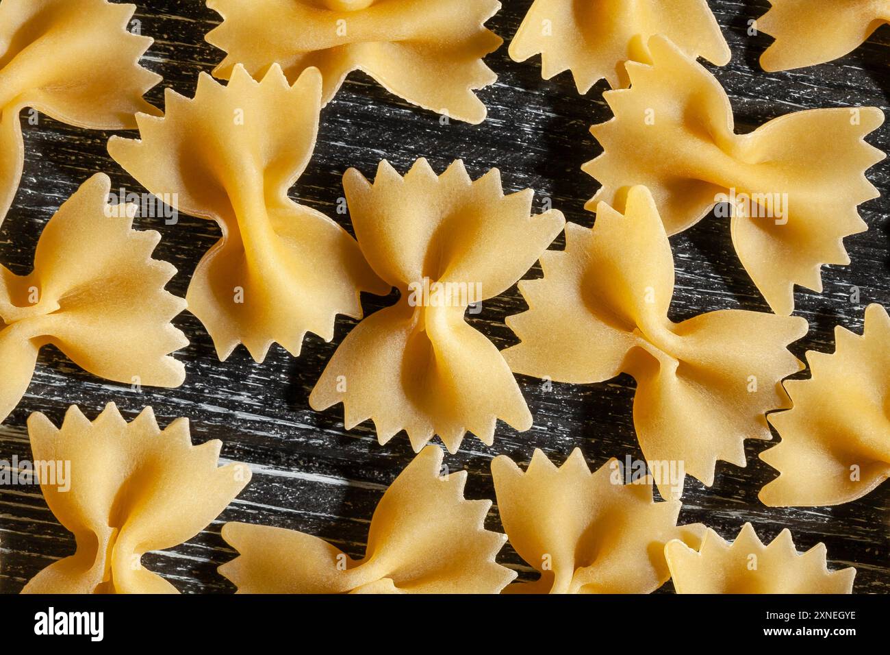 Pasta Farfalle auf Holzhintergrund von oben Stockfoto