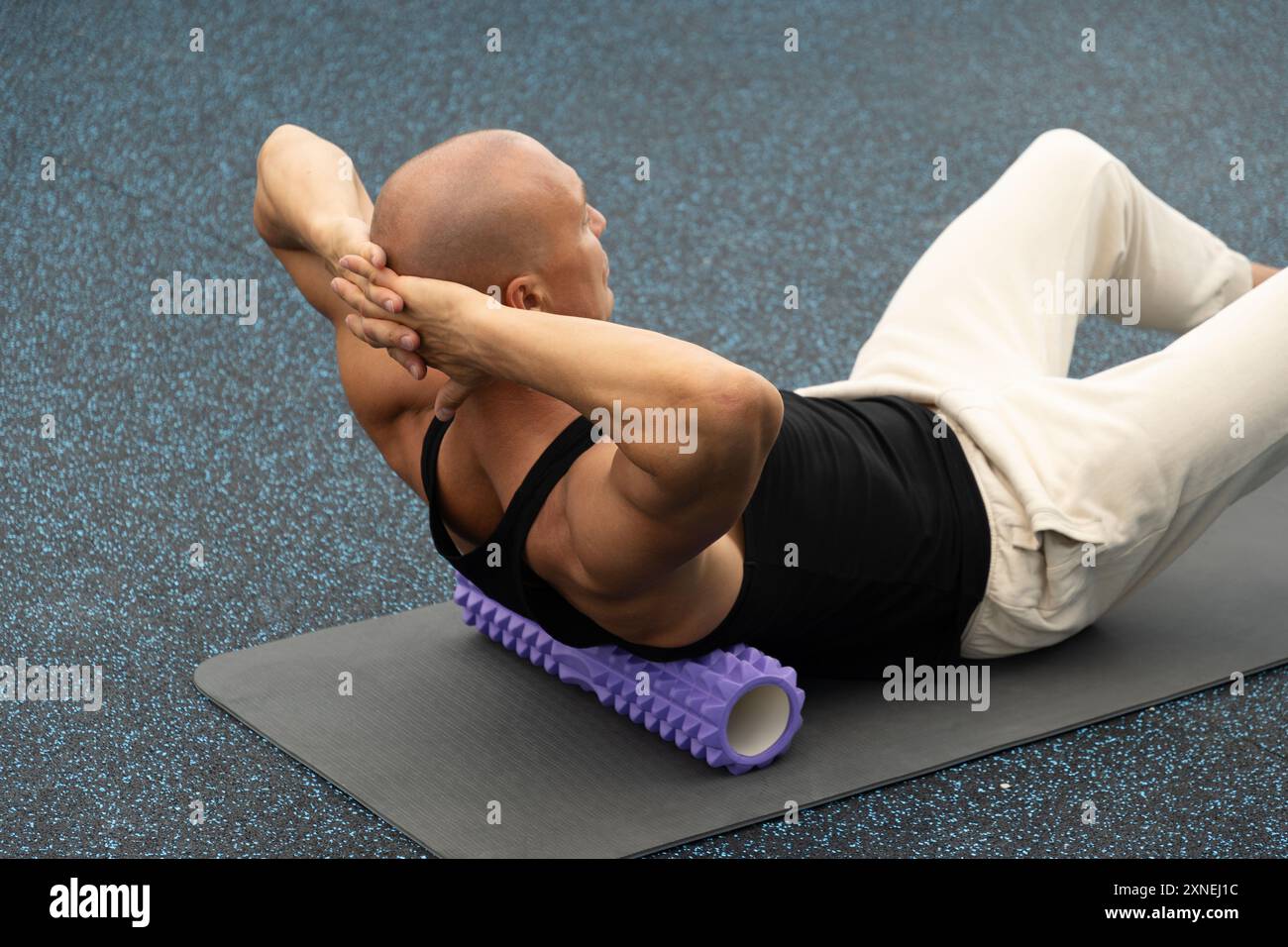 Auslösepunkt für Rückenmassage mit Schaumstoffrolle. Myofasziale Freisetzung. Stockfoto