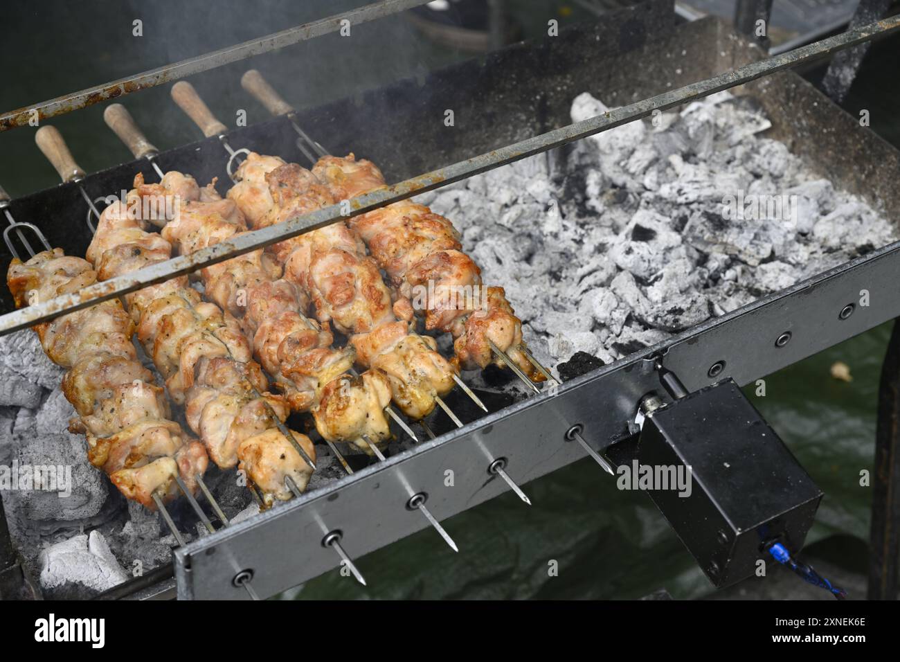 Fleischkebabs grillen auf Spießen über Holzkohlegrill Stockfoto