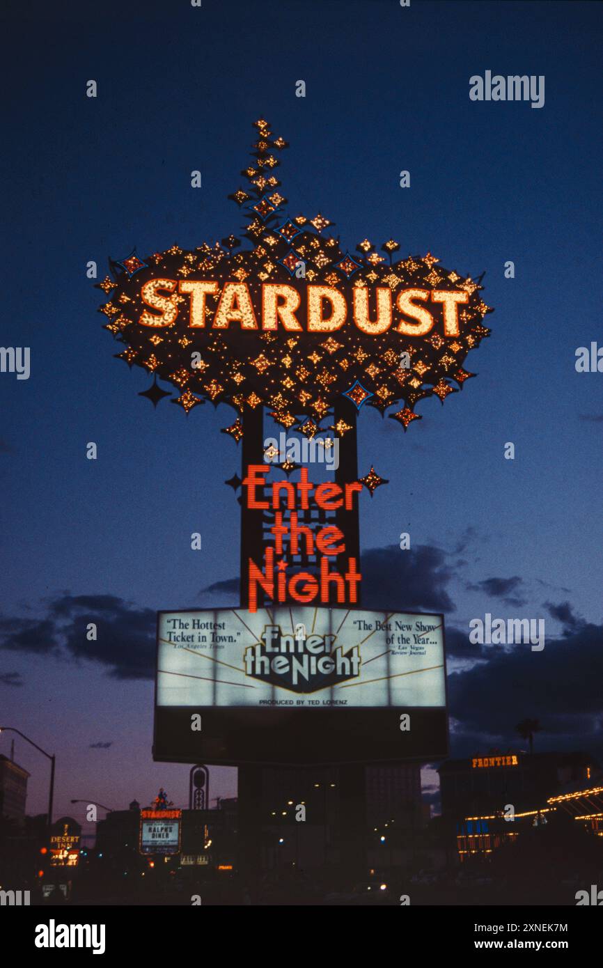 Las Vegas, 1998: Als das Stardust Resort and Casino 1958 am Las Vegas Strip eröffnet wurde, galt es als das größte Hotel der Welt mit sechs flachen Motelgebäuden mit 1.065 Zimmern. Später wurden sie durch Hoteltürme ersetzt. Die Stardust wurde 2006 geschlossen und die Türme wurden 2007 in die Implosion I eingebrochen. Resorts World Las Vegas steht jetzt an seiner Stelle. Stockfoto Las Vegas, 1998: Als das Stardust Resort and Casino 1958 am Las Vegas Strip eröffnet wurde, galt es als das größte Hotel der Welt mit sechs flachen Motelgebäuden mit 1.065 Zimmern. Später wurden sie durch Hoteltürme ersetzt. Die Stardust wurde 2006 geschlossen und die Türme wurden 2007 in die Implosion I eingebrochen. Resorts World Las Vegas steht jetzt an seiner Stelle. Stockfoto