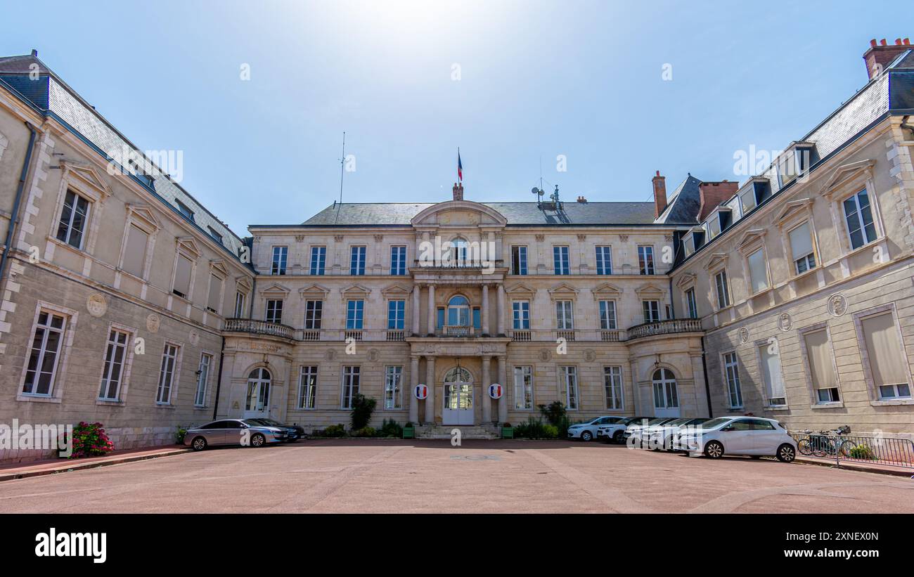 Präfektur des französischen Departements Loiret, im Gebäude des ehemaligen Klosters Notre-Dame de Bonne-Nouvelle, Orléans, Frankreich Stockfoto