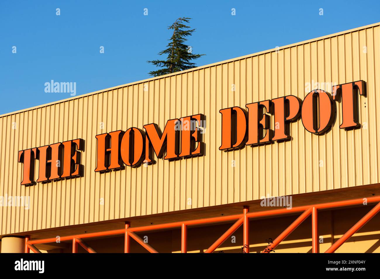 Home Depot-Schild, Logo an der Fassade des amerikanischen multinationalen Einzelhandelsunternehmens für Wohnungsbau - San Jose, Kalifornien, USA - 2. Juli 2024 Stockfoto