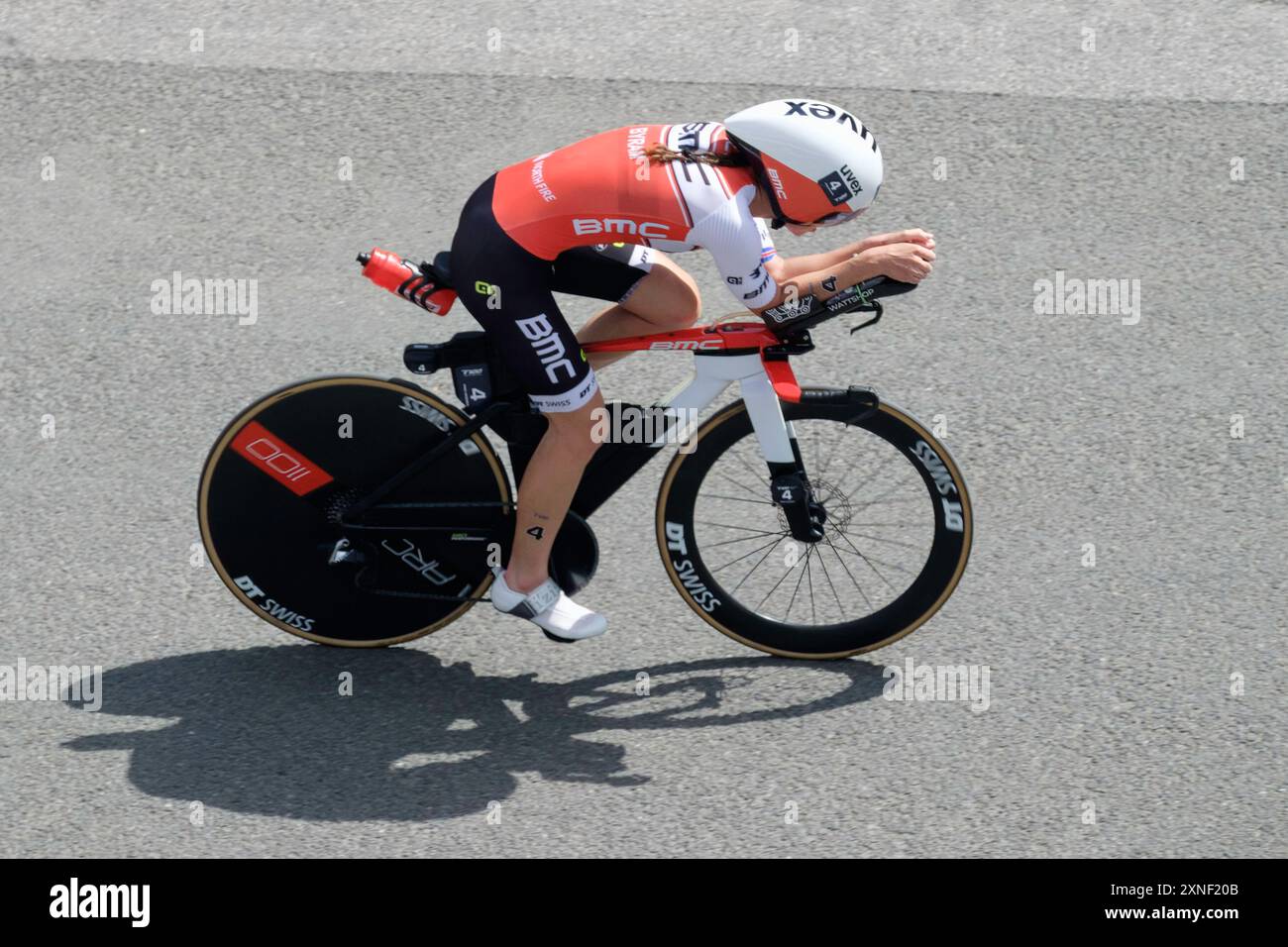 Juli 2024, T100 Triathlon World Series Women's Race, London Docklands, Großbritannien. Lucy Byrom aus Großbritannien auf der Radstrecke des Rennens. Stockfoto