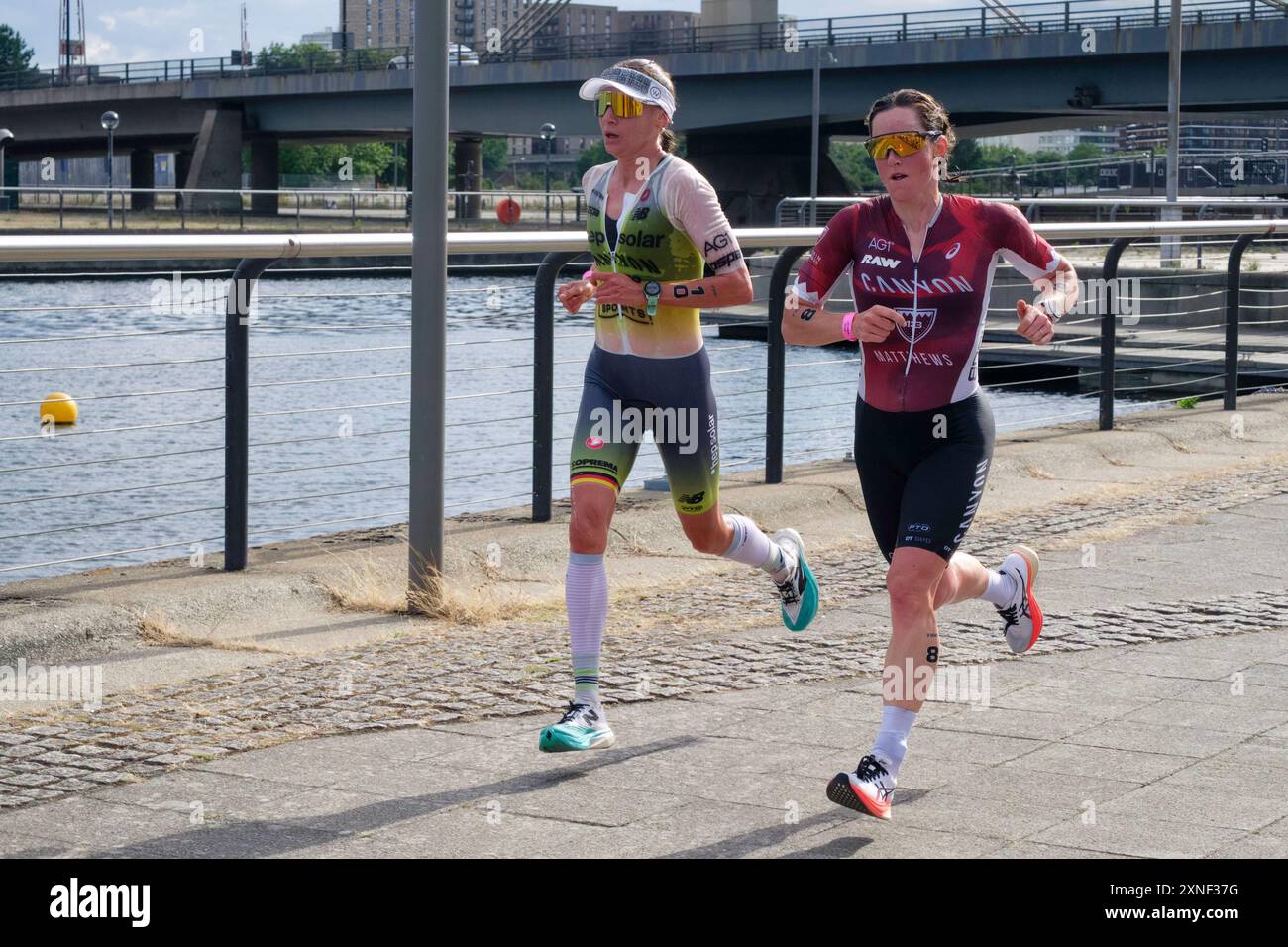 Juli 2024, T100 Triathlon World Series Women's Race, London Docklands, Großbritannien. Laura Philipp aus Deutschland und Kat Matthews aus Großbritannien. Stockfoto