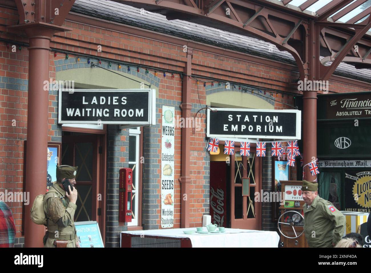 Ein Thementag der 1940er Jahre am Kidderminster Railway Station der Severn Valley Railway in Worcestershire, England, Großbritannien Stockfoto