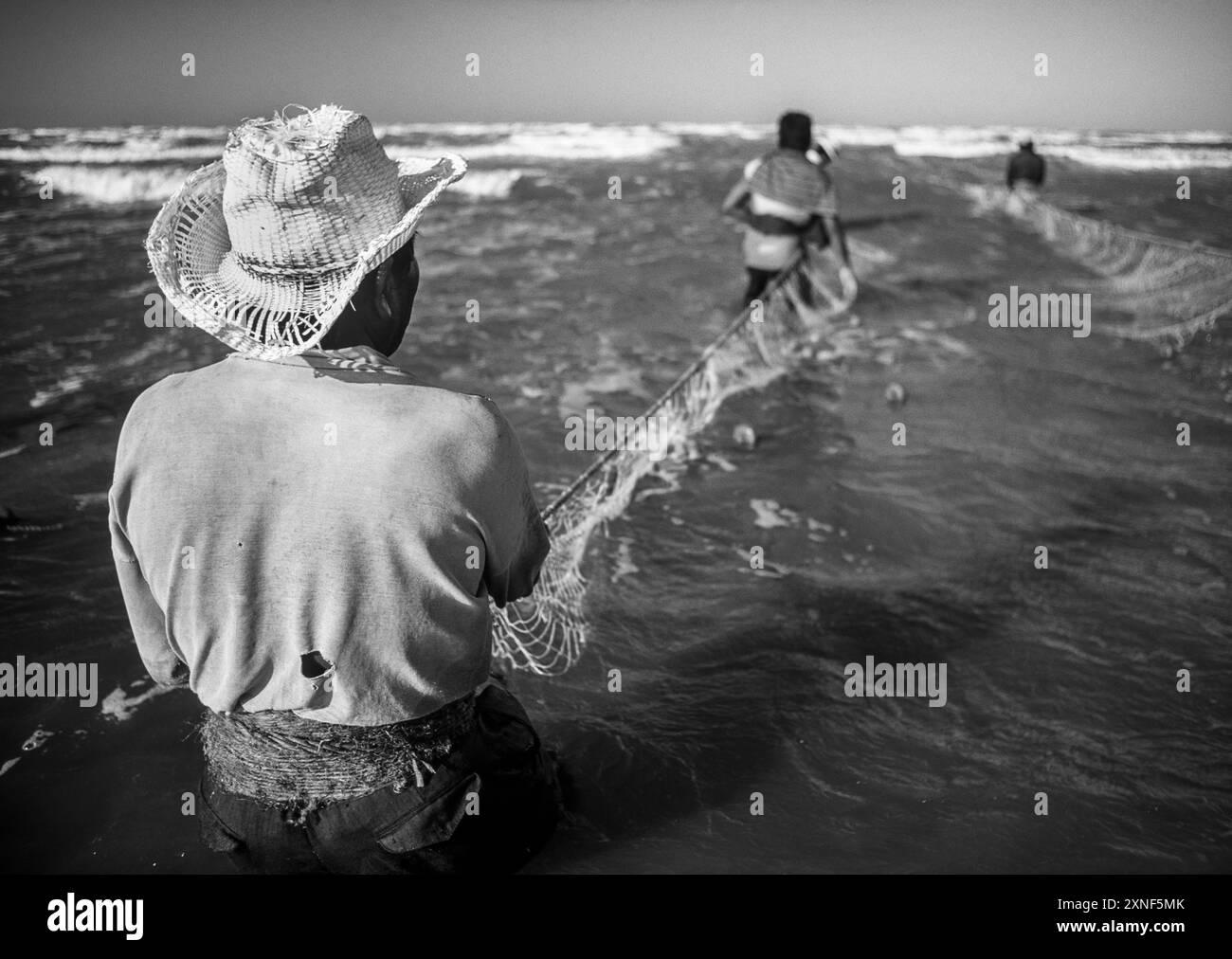 Fischer fischen Muscheln am Ufer des Maracaibo-Sees, Paraguaipoa, Bundesstaat Zulia, Venezuela Stockfoto