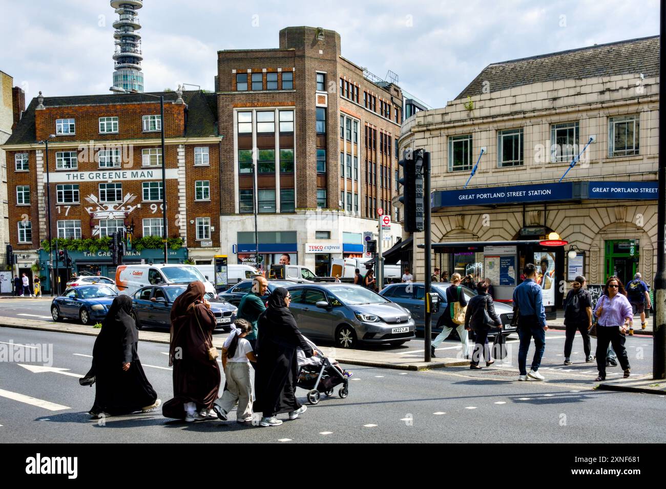 Die Menschen Überqueren Die Straße Vor Der Great Portland Street Station, Euston Road, Borough Of Camden, London, England, GROSSBRITANNIEN Stockfoto