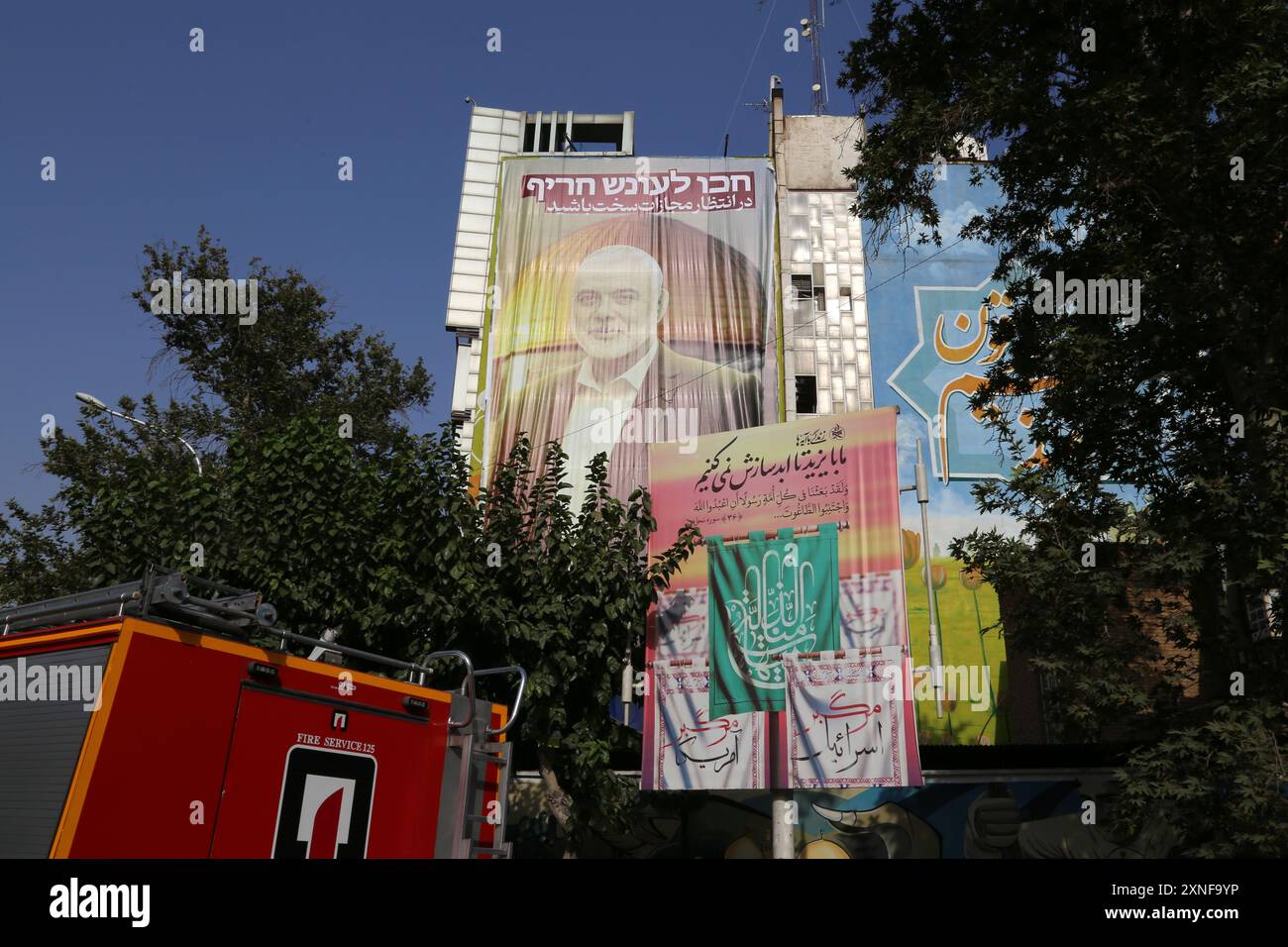 31. Juli 2024, Teheran, Iran: Eine riesige Plakatwand, die ein Porträt des politischen Führers der Hamas Ismail Haniyeh zeigt und einen Satz auf Persisch trägt: "Erwarten Sie schwere Bestrafung", hängt an einer Wand am Palästinensischen Platz in Teheran. Am 31. Juli 2024 wurden Ismail Haniyeh und einer seiner Leibwächter in Teheran angegriffen und getötet. Die Hamas erklärte, dass Haniyeh, ihr politischer Führer, bei einem israelischen Streik im Iran getötet wurde, nachdem er an der Amtseinführung des neuen Präsidenten des Landes teilgenommen hatte, und schwor eine Antwort. (Kreditbild: © Rouzbeh Fouladi/ZUMA Press Wire) NUR REDAKTIONELLE VERWENDUNG! Nicht f Stockfoto