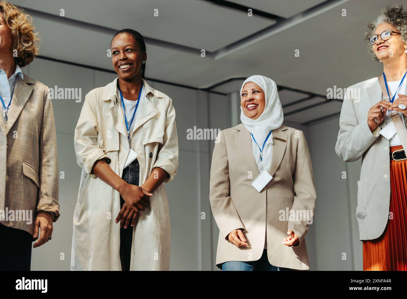 Gruppe verschiedener Geschäftsfrauen, die sich auf einer Konferenz vernetzen und Teamarbeit und Zusammenarbeit in einem professionellen Umfeld vertreten. Stockfoto