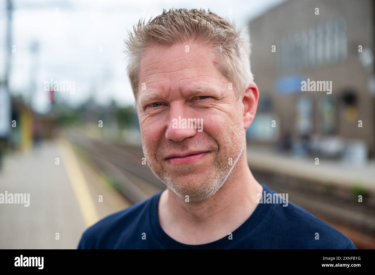 Porträt eines 50-Jährigen weißen Mannes mit kurzen blonden Haaren, Herentals, Flandern, Belgien. Modell freigegeben. Stockfoto