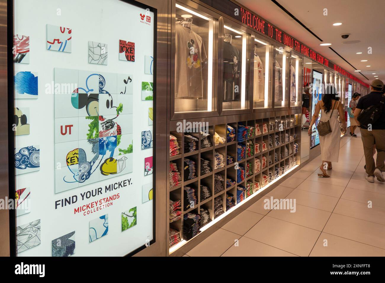 Uniqlo ist ein japanisches Fast-Fashion-Geschäft an der 666 Fifth Avenue in New York City, USA Stockfoto