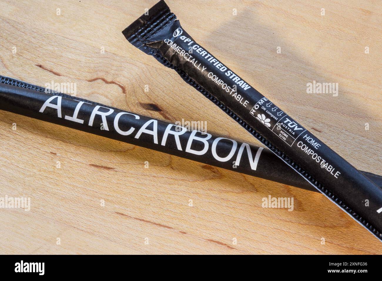 Stillleben der gewickelten natürlichen Jumbo-Strohhalme aus Aircarbon, USA Stockfoto