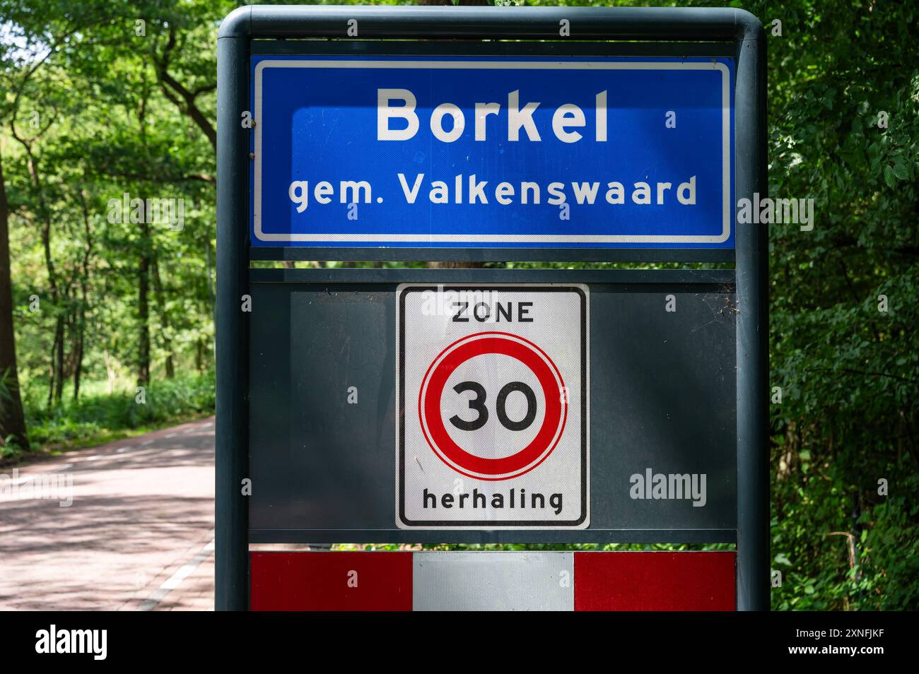 Valkenswaard, Nord-Brabant, Niederlande, 10. Juli 2024 - Blaues Zeichen der Gemeinde Borkel Valkenswaard Stockfoto