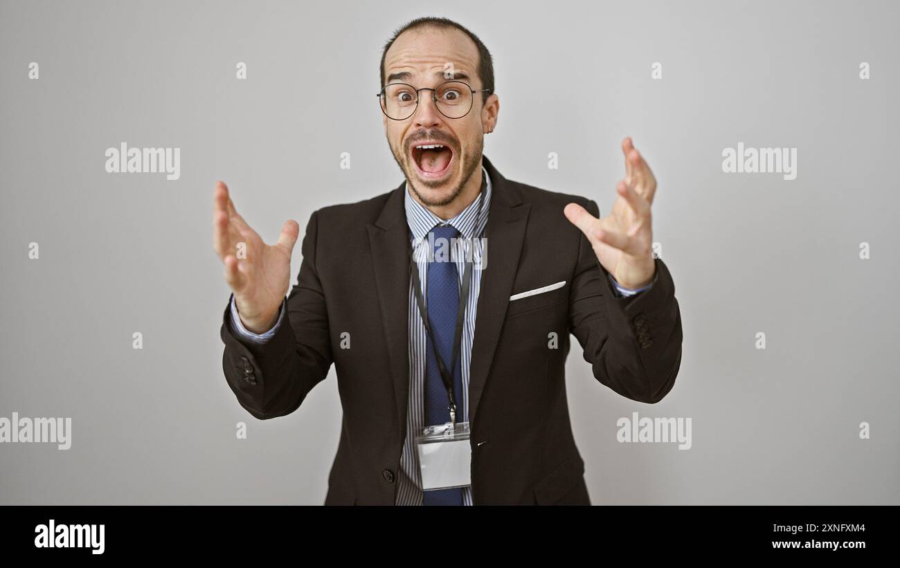 Aufgeregter Mann in Geschäftskleidung Gesten mit Händen auf weißem Hintergrund Stockfoto