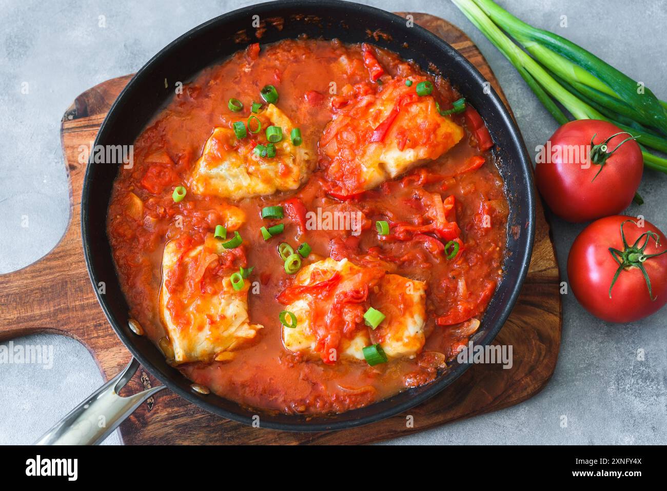 Gebackener Kabeljau in Tomaten- und Pfeffersauce Stockfoto