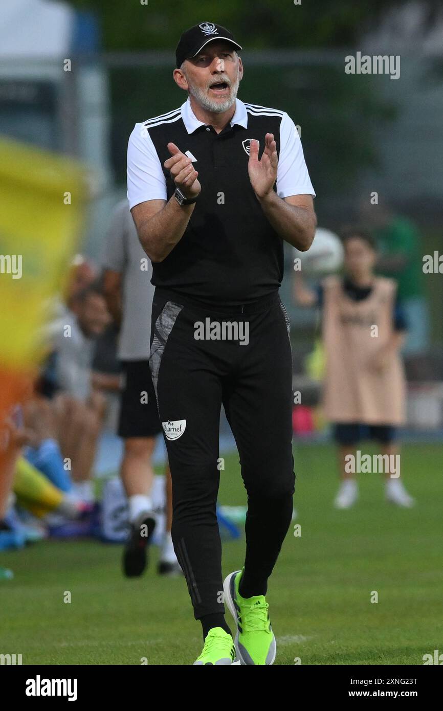 Trainer von Brest Gesten während des Fußballspiels zwischen SSC Napoli und Brest im Teofilo Patini Stadium Stockfoto