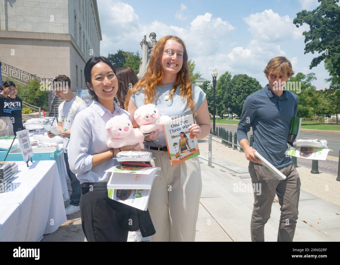 Washington DC, 31. Juli 2024 USA: Einige Capital Hill Praktikanten zeigen ihre ausgestopften Hunde und veganen Hot Dogs, die sie von PETA bekommen haben. PETA (Personen für t Stockfoto
