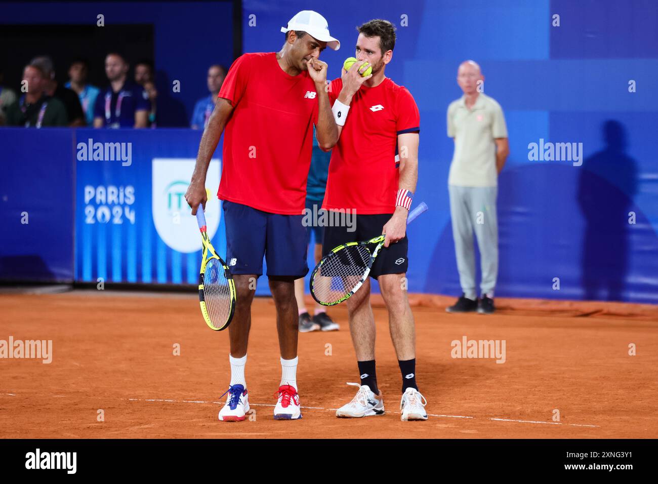 Paris, Frankreich, 31. Juli 2024. Rajeev RAM und Austin Krajcek aus den USA unterhalten sich während der Olympischen Spiele 2024 MenÕs in Paris im Finale des Doppelviertels Carlos Alcaraz und Rafael Nadal aus Spanien gegen Austin Krajcek und Rajeev RAM aus den USA am 31. Juli 2024 im Roland Garros in Paris. Quelle: Pete Dovgan/Speed Media/Alamy Live News Stockfoto