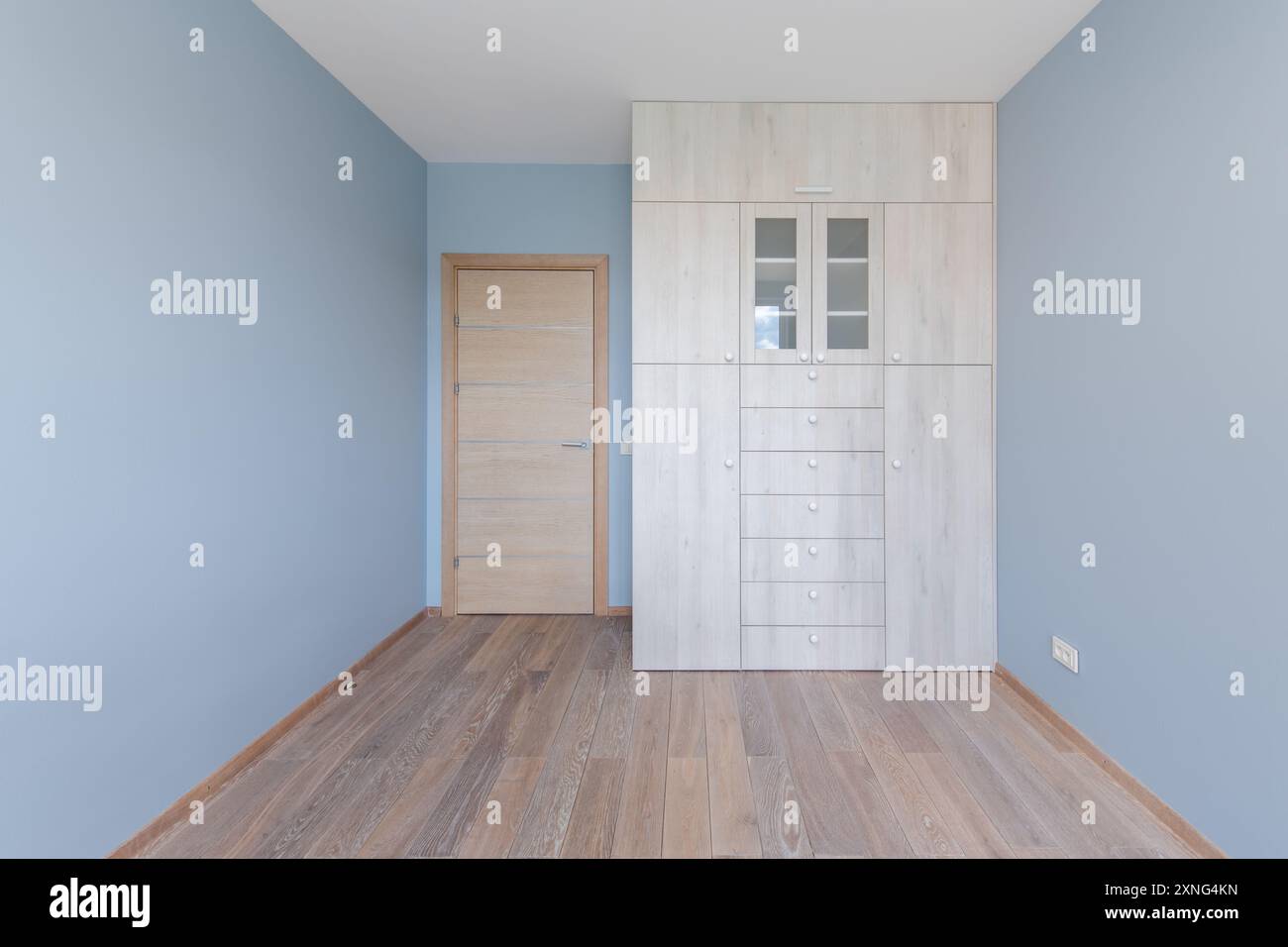 Heim Wohnzimmer Inneneinrichtung. Holzfußboden, Wände In Hellen Blautönen, Fenster. Tisch und schwarzer Stuhl. Kleiderschrank und Tür im Hintergrund. Weitwinkel Stockfoto