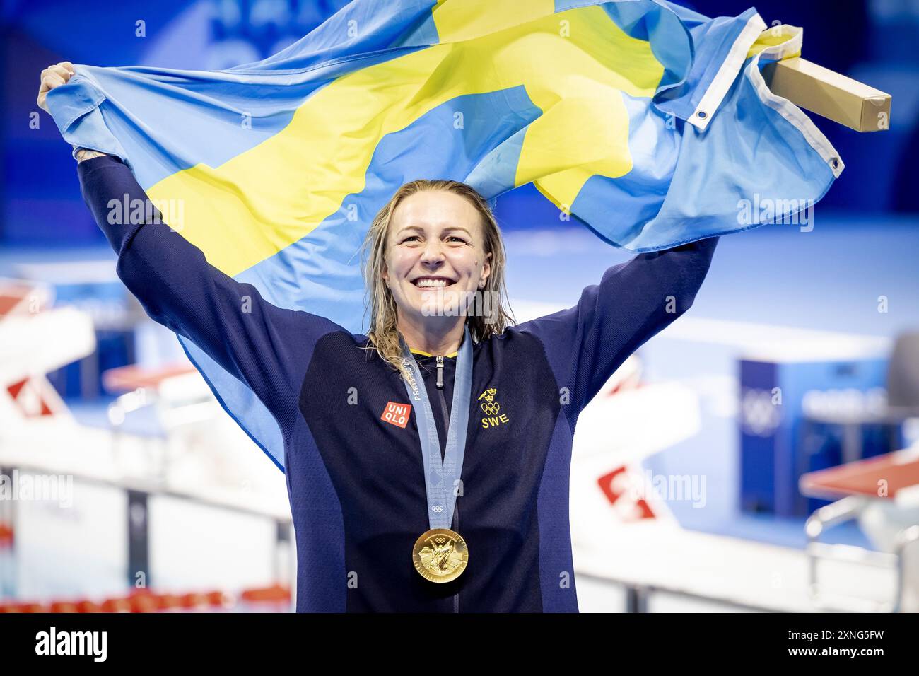 PARIS - Sarah Sjoestroem von Schweden mit ihrer Goldmedaille nach dem 100-Meter-Freistil-Finale am fünften Tag des Schwimmens bei den Olympischen Spielen. ANP KOEN VAN WEEL Credit: ANP/Alamy Live News Stockfoto