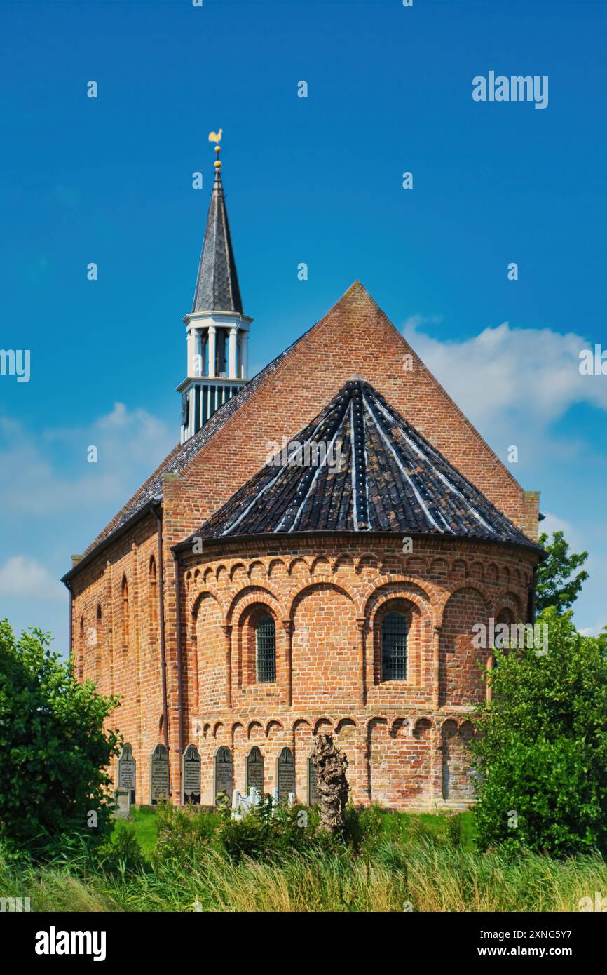 Die romanische Nicolaas-Kirche in Oldenzijl, Provinz Groningen, Niederlande, mit einem einschiffigen Schiff und einer halbrunden Apsis, erbaut im 13. Jahrhundert. Stockfoto