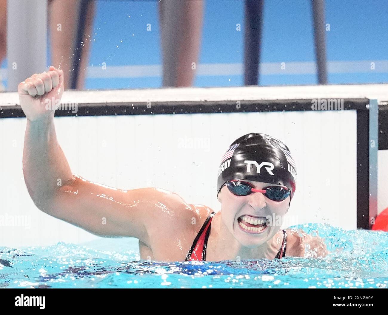 Paris, Frankreich. 31. Juli 2024. Katie Ledecky aus den USA feiert nach dem Gewinn der Goldmedaille im 1500-m-Freistil-Finale der Frauen bei den Olympischen Spielen 2024 in Paris, Frankreich am Dienstag, den 31. Juli 2024. Ledecky gewann mit einer olympischen Rekordzeit von 15:30,02. Foto: Richard Ellis/UPI Credit: UPI/Alamy Live News Stockfoto