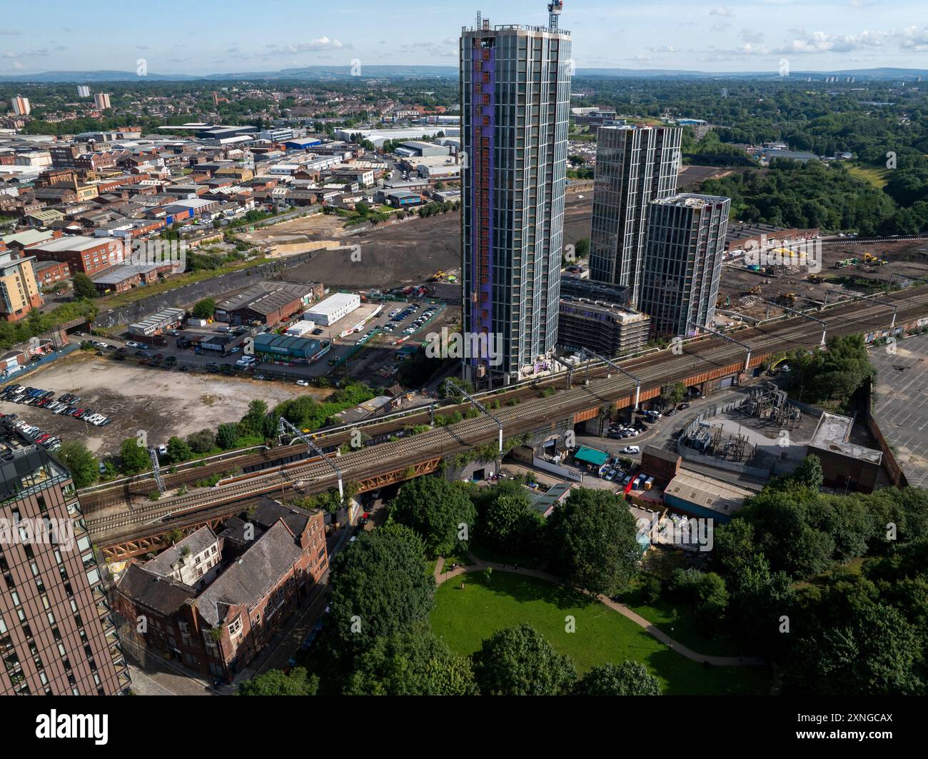 Aus der Vogelperspektive auf eine große Baustelle am Victoria Riverside mit mehreren Hochhäusern im Bau in Manchester Stockfoto