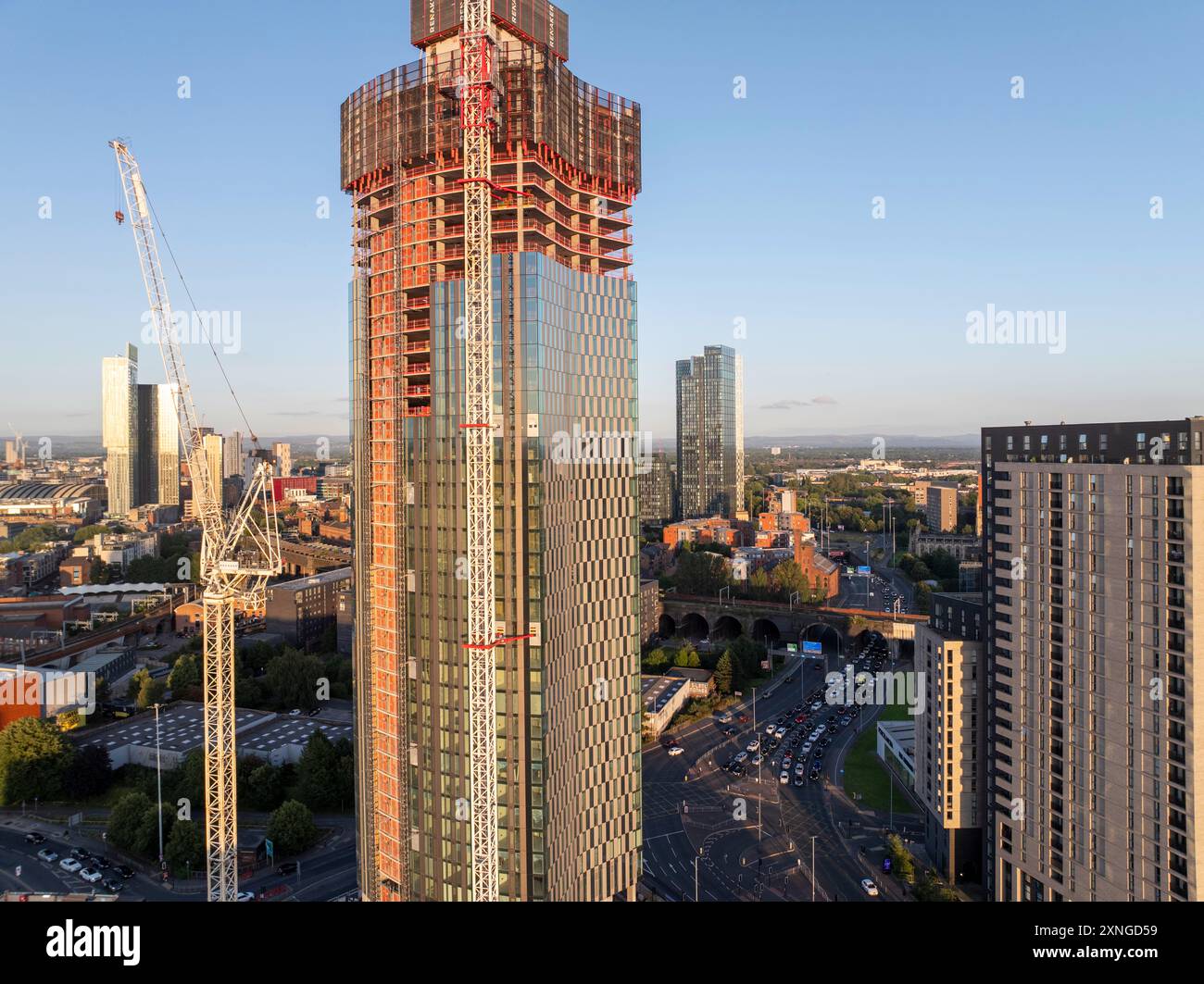 Luftbild der Wolkenkratzer der Trinity Islands in Manchester UK und der Skyline von Manchester im Hintergrund Stockfoto