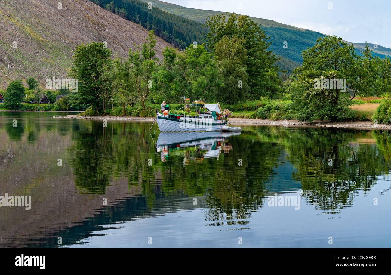 Invergarry, Highlands, Schottland, Großbritannien. 31. Juli 2024. Ein blumiges Boot an einem schönen Tag am Loch Oich in den Highlands von Schottland im Great Glen bei Invergarry. Quelle: John Eveson/Alamy Live News Stockfoto