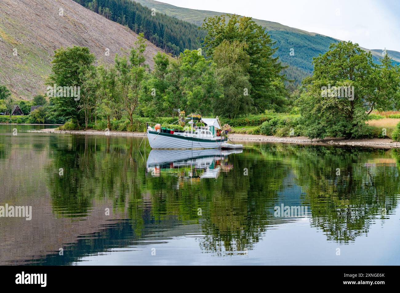 Invergarry, Highlands, Schottland, Großbritannien. 31. Juli 2024. Ein blumiges Boot an einem schönen Tag am Loch Oich in den Highlands von Schottland im Great Glen bei Invergarry. Quelle: John Eveson/Alamy Live News Stockfoto