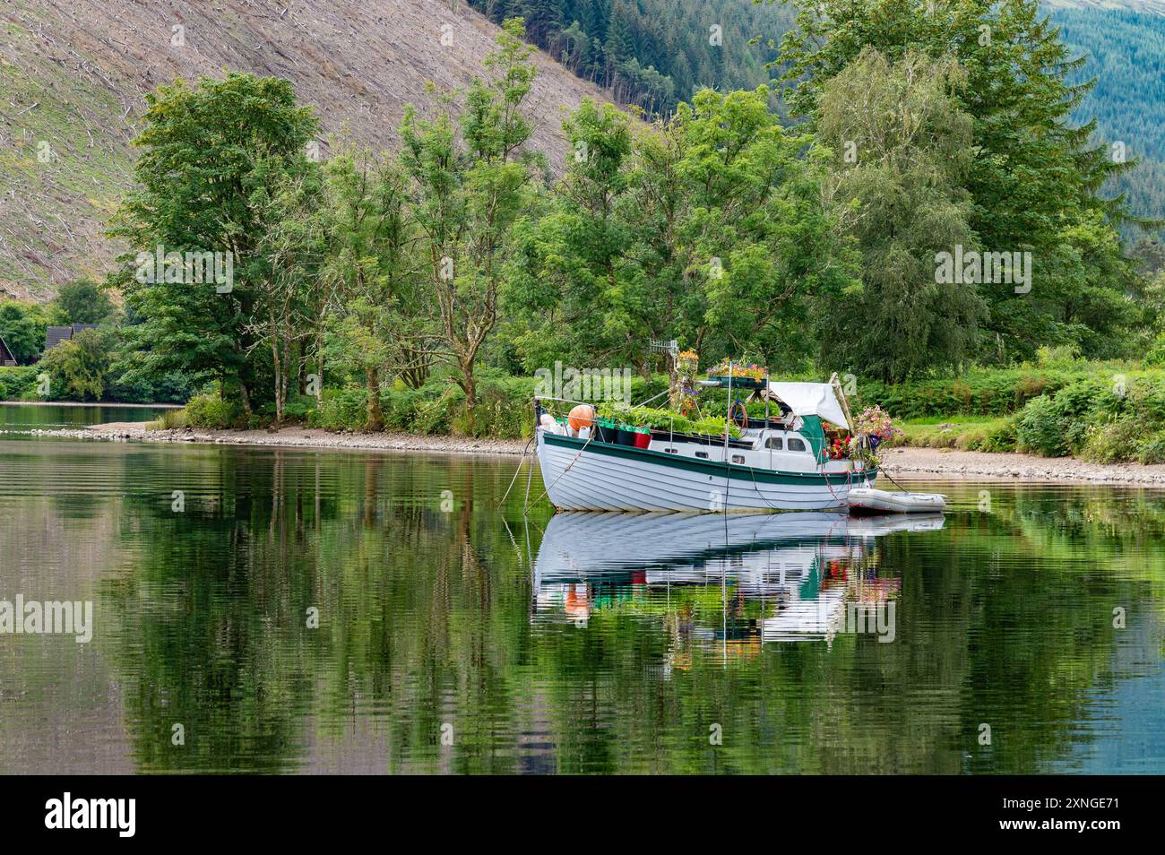 Invergarry, Highlands, Schottland, Großbritannien. 31. Juli 2024. Ein blumiges Boot an einem schönen Tag am Loch Oich in den Highlands von Schottland im Great Glen bei Invergarry. Quelle: John Eveson/Alamy Live News Stockfoto