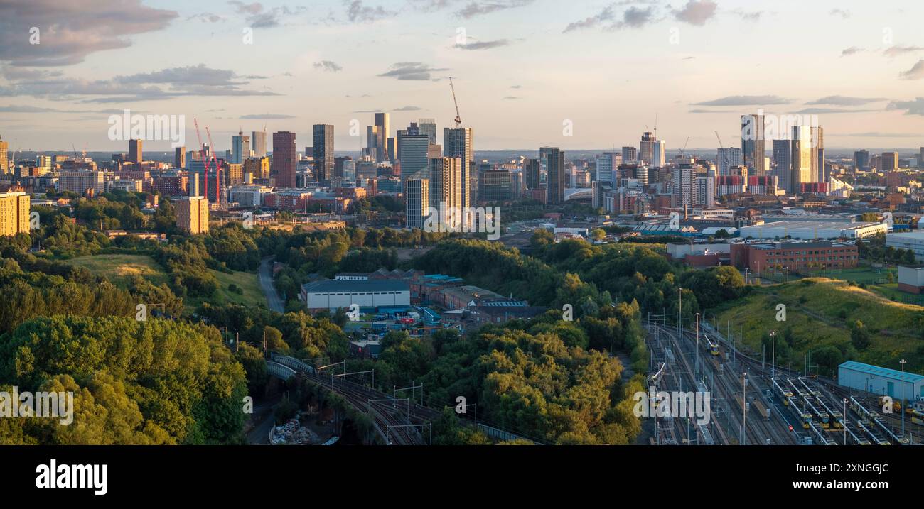 Blick aus der Vogelperspektive von Manchester mit Wolkenkratzern und Baustellen. Stockfoto