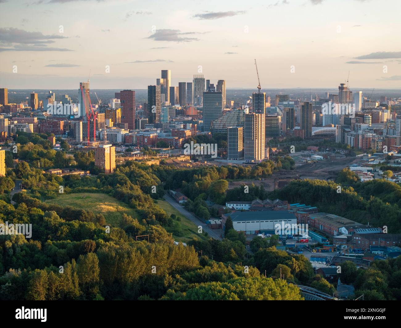 Blick aus der Vogelperspektive von Manchester mit Wolkenkratzern und Baustellen. Stockfoto