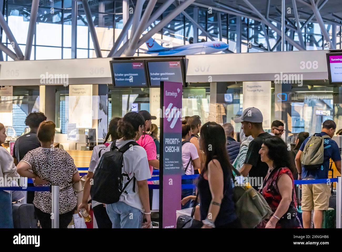 Priorty-Check-in bei Eurowings am Flughafen Stuttgart. // 29.07.2024: Stuttgart, Baden-Württemberg, Deutschland, *** Priority Check-in bei Eurowings am Flughafen Stuttgart 29 07 2024 Stuttgart, Baden Württemberg, Deutschland, Stockfoto
