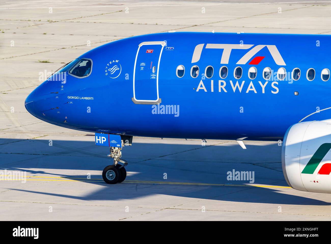 Ein Flugzeug beim Start am Flughafen Stuttgart. REGISTRIERUNG: EI-HHP, ITA AIRWAYS, AIRBUS A220-300 BD-500-1A11. // 29.07.2024: Stuttgart, Baden-Württemberg, Deutschland, *** ein am Flughafen Stuttgart startendes Flugzeug Registrierung EI HHP, ITA AIRWAYS, AIRBUS A220 300 BD 500 1A11 29 07 2024 Stuttgart, Baden Württemberg, Deutschland, Stockfoto