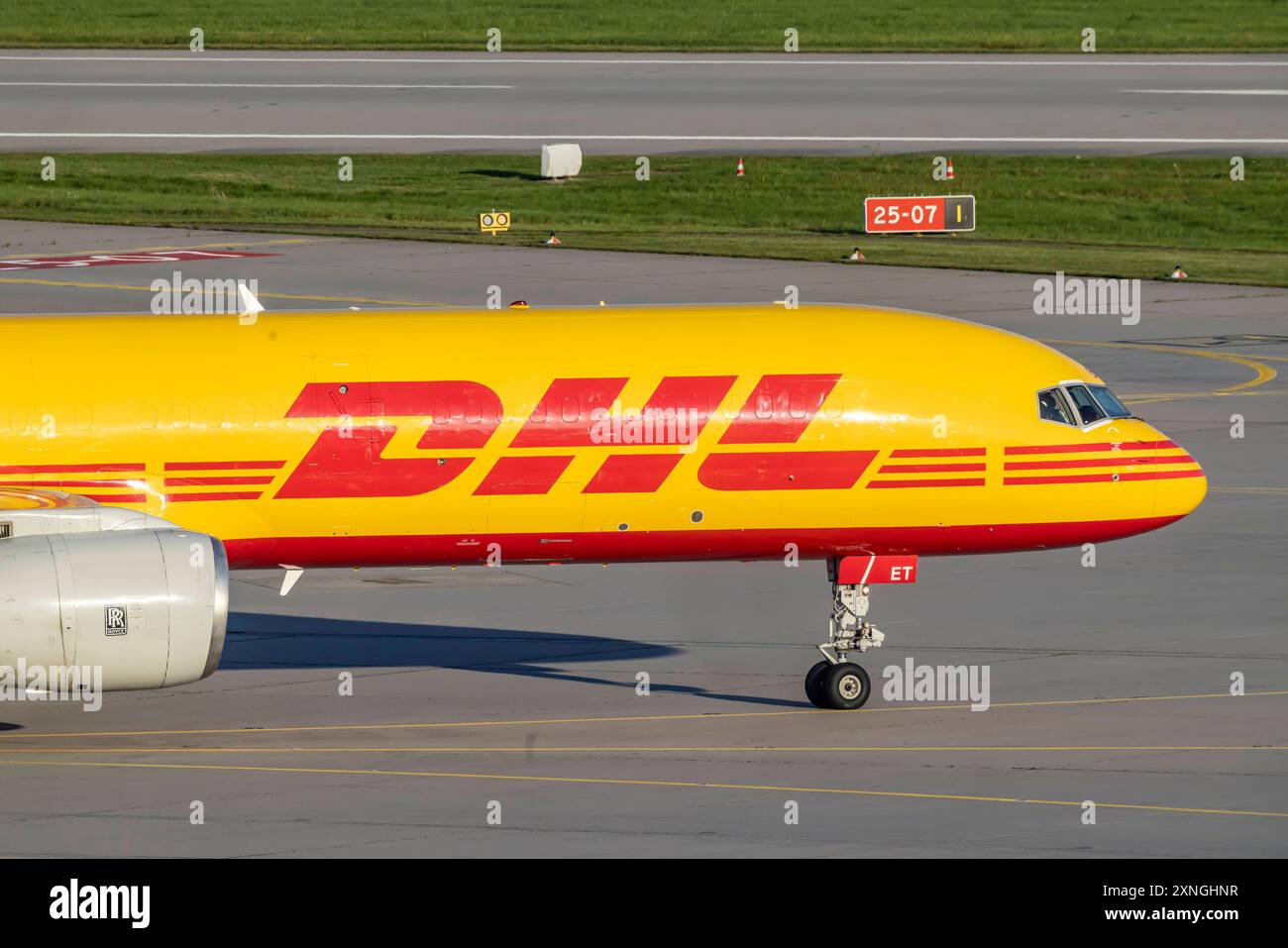 Ein Frachtflugzeug von DHL im Landeanflug auf den Flughafen Stuttgart. REGISTRIERUNG: D-ALET, DHL AVIATION, BOEING 757-28APCF. // 29.07.2024: Stuttgart, Baden-Württemberg, Deutschland, *** Ein DHL-Frachtflugzeug nähert sich dem Flughafen Stuttgart Registration D ALET, DHL AVIATION, BOEING 757 28A PCF 29 07 2024 Stuttgart, Baden Württemberg, Deutschland, Stockfoto