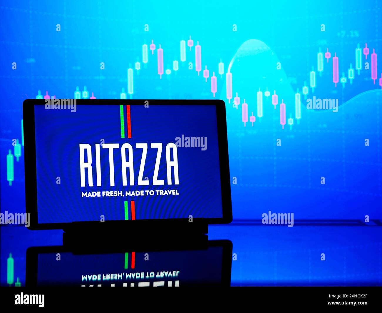 Deutschland - 31. Juli 2024: In dieser Fotoabbildung ist das Logo des britischen multinationalen Unternehmens SSP Group Caffe Ritazza auf einer Tabelle zu sehen Stockfoto Deutschland - 31. Juli 2024: In dieser Fotoabbildung ist das Logo des britischen multinationalen Unternehmens SSP Group Caffe Ritazza auf einer Tabelle zu sehen Stockfoto