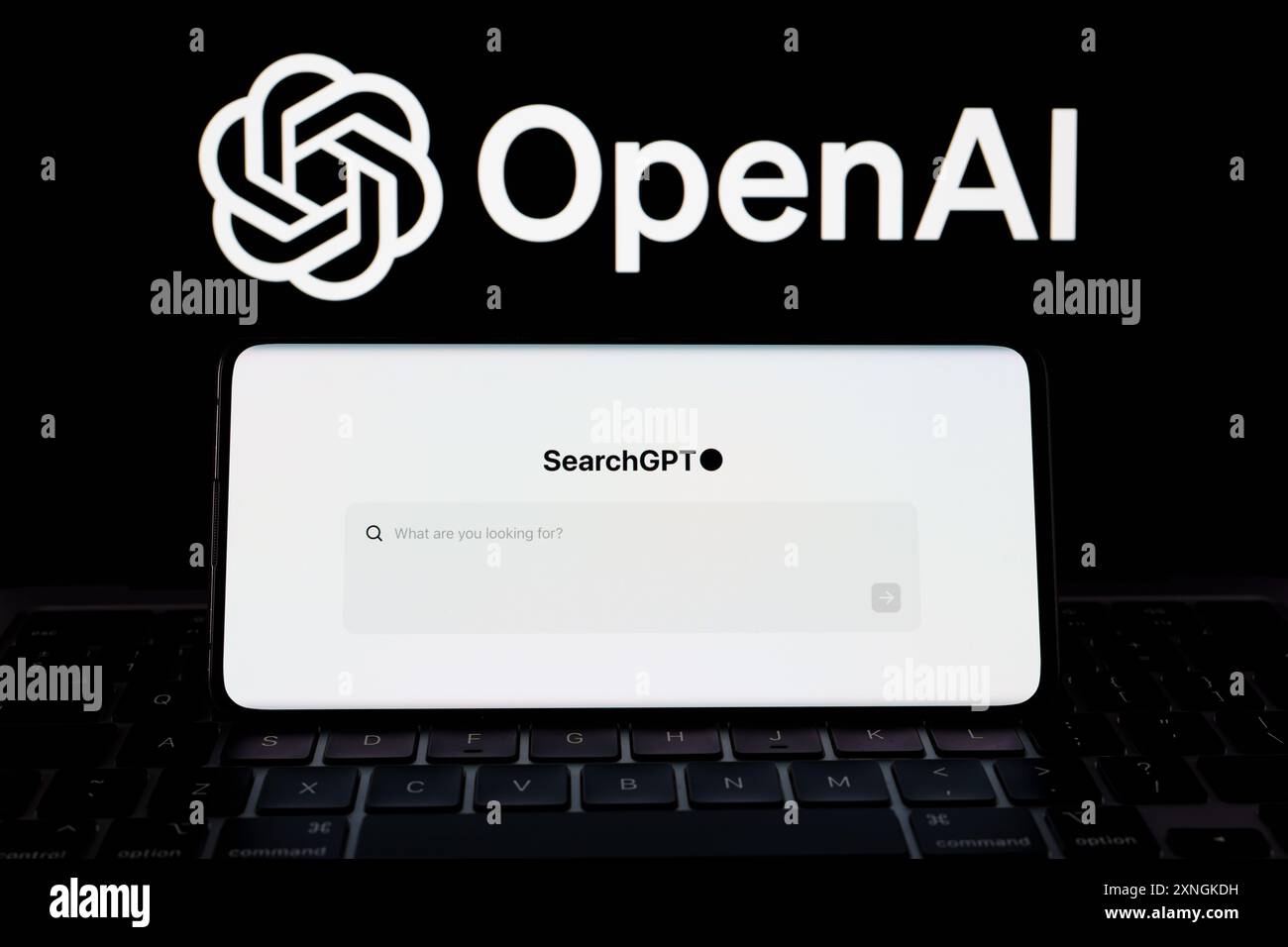 SearchGPT-Seite auf dem Smartphone und verschwommenes offizielles OpenAI-Firmenlogo auf dem Hintergrund. Neues AI-Suchwerkzeug. Stafford, Vereinigtes Königreich, Juli 31, 2 Stockfoto