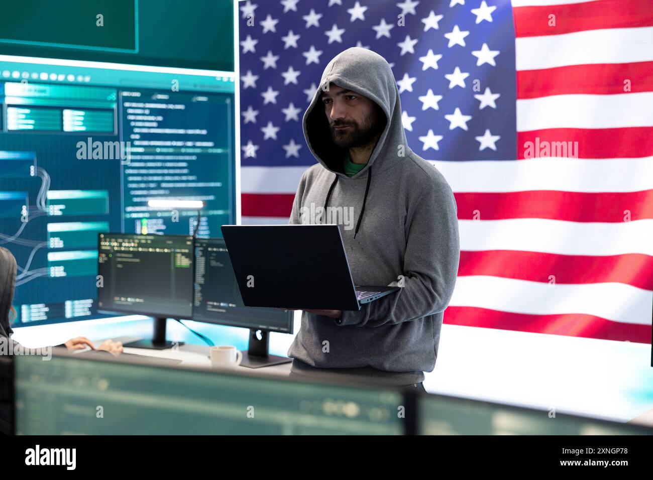 Cybersicherheitsspezialisten in einem High-Tech-Büro mit amerikanischer Flagge, die sich auf Cyber-Intelligence und sicheren Netzwerkbetrieb konzentrieren. Arbeitet mit Informationssicherheit und Malware-Erkennung. Stockfoto