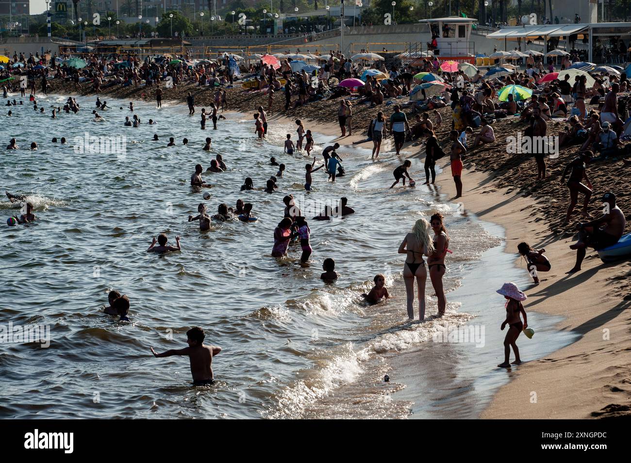 31. Juli 2024, Barcelona, Spanien: Am Strand La Mar Bella in Barcelona findet eine Hitzewelle statt, die die Iberische Halbinsel beeinflusst und im Sommer Rekordtemperaturen erreicht. Quelle: Jordi Boixareu/Alamy Life News Stockfoto