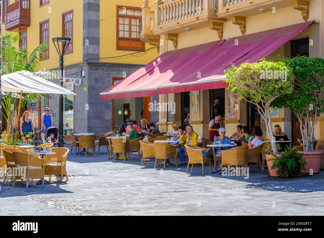 Eine lebhafte Cafészene in Puerto de la Cruz, Teneriffa, in einer Seitenstraße in der Nähe der Hauptkirche. Stockfoto