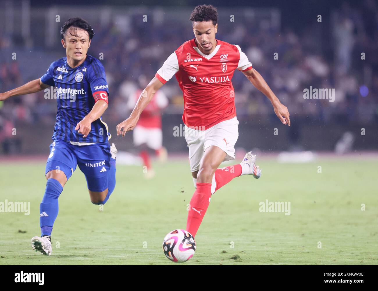 Tokio, Japan. 31. Juli 2024. Der französische Stade de Reims Stade de Reims Stürmer Yaya Forma (R) kämpft am Mittwoch, den 31. Juli 2024, im Machida Gion Stadion in Tokio gegen den japanischen FC Machida Zelvia Verteidiger (L). Stade de Reims besiegte Machida Zelvia mit 2:0. (Foto: Yoshio Tsunoda/AFLO) Stockfoto