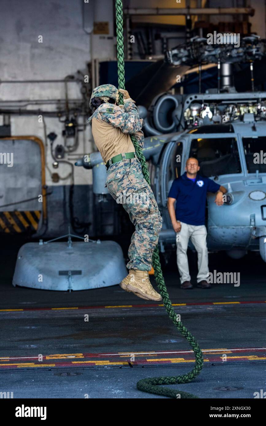 Stacie Marturano der 1. Klasse des U.S. Navy Hospital Corpsman mit der 24th Marine Expeditionary Unit (MEU) Special Operations Capable (SOC) Schnellseile aus einem statischen MV-22B Osprey Tiltrotor-Flugzeug an Bord des amphibischen Angriffsschiffs USS Wasp (LHD 1), während er im Mittelmeer unterwegs ist, 29. Juli 2024. Die Wasp (WSP) Amphibious Ready Group (ARG) und die eingeleitete 24th MEU (SOC) führen Operationen im Gebiet der US Naval Forces Europe and Africa durch. Die WSP ARG-24th MEU (SOC) unterstützt die Interessen der USA, der Alliierten und der Partner in der Region, einschließlich der Easte Stockfoto